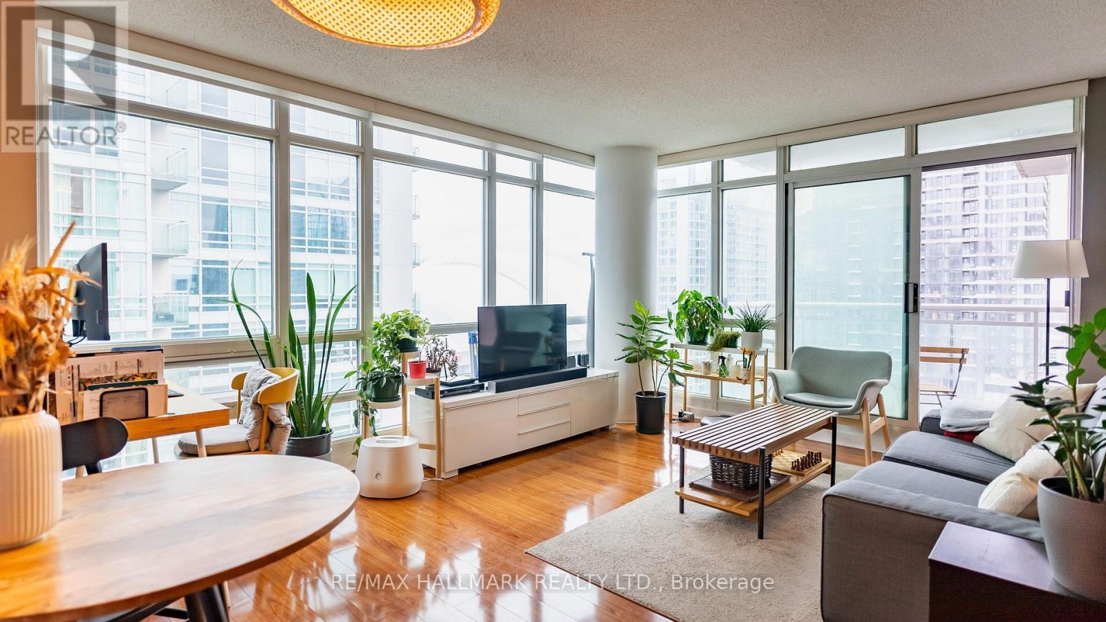 2710 - 397 Front Street W, Toronto, ON - Indoor Photo Showing Living Room