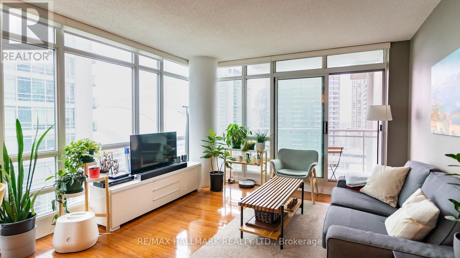 2710 - 397 Front Street W, Toronto, ON - Indoor Photo Showing Living Room
