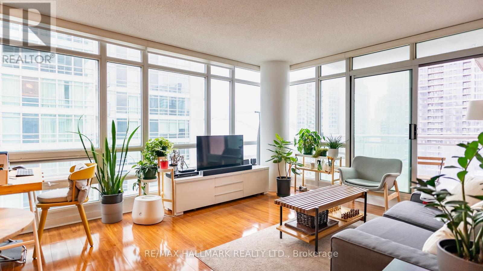 2710 - 397 Front Street W, Toronto, ON - Indoor Photo Showing Living Room