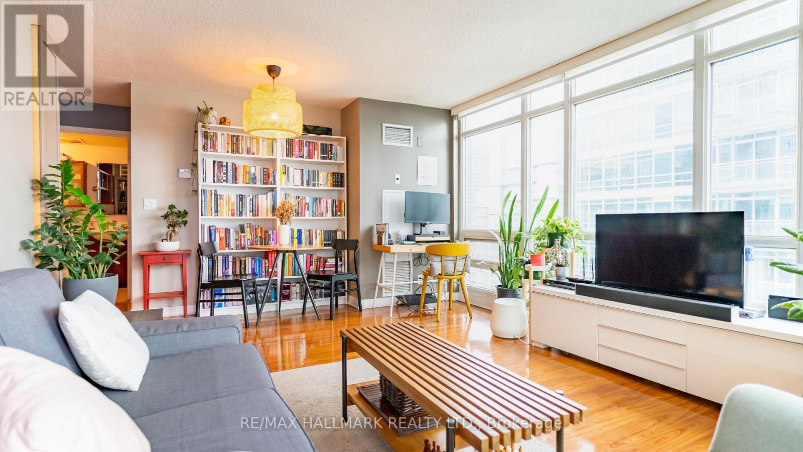 2710 - 397 Front Street W, Toronto, ON - Indoor Photo Showing Living Room