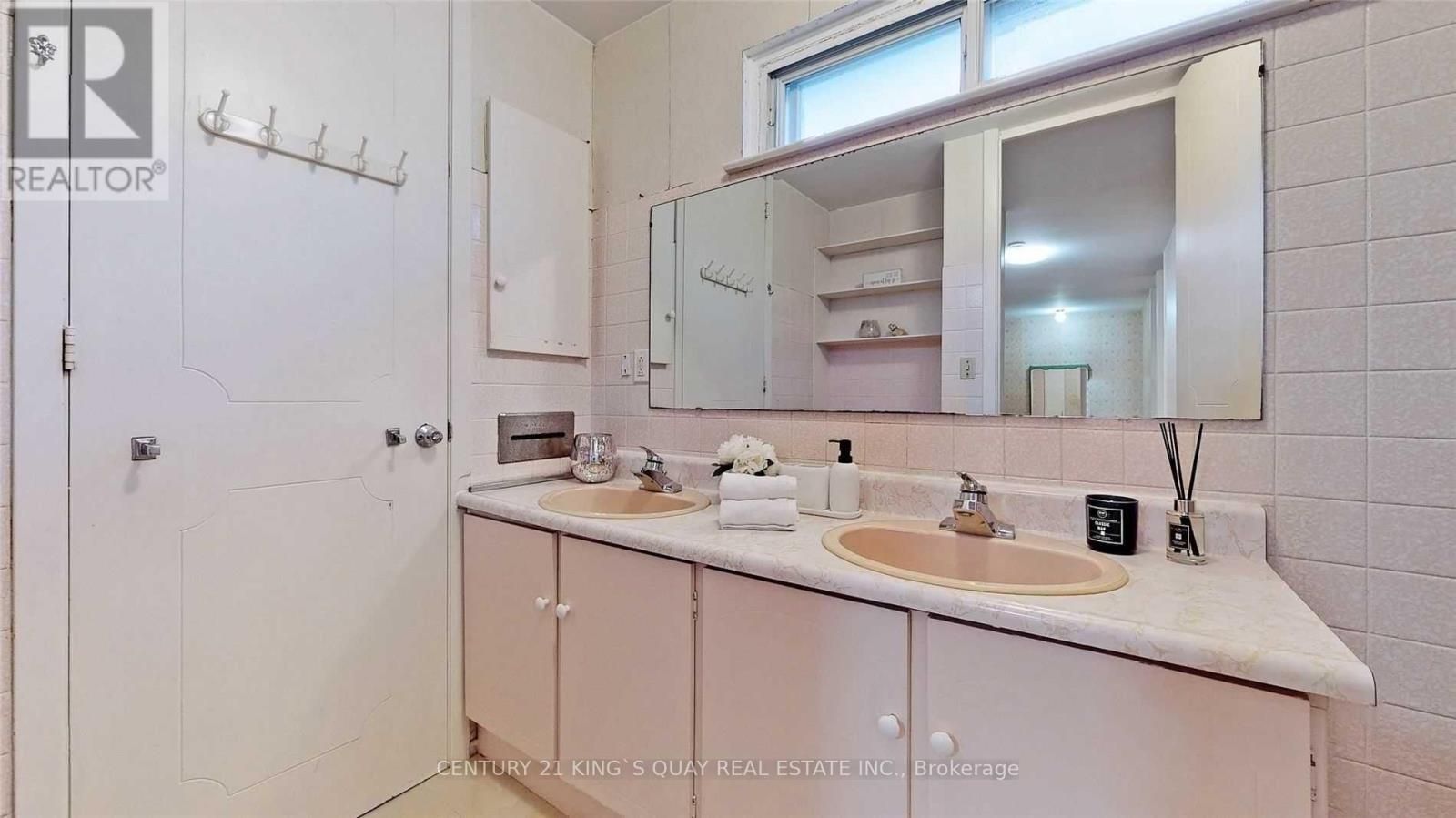 16 Kingslake Road, Toronto, ON - Indoor Photo Showing Bathroom