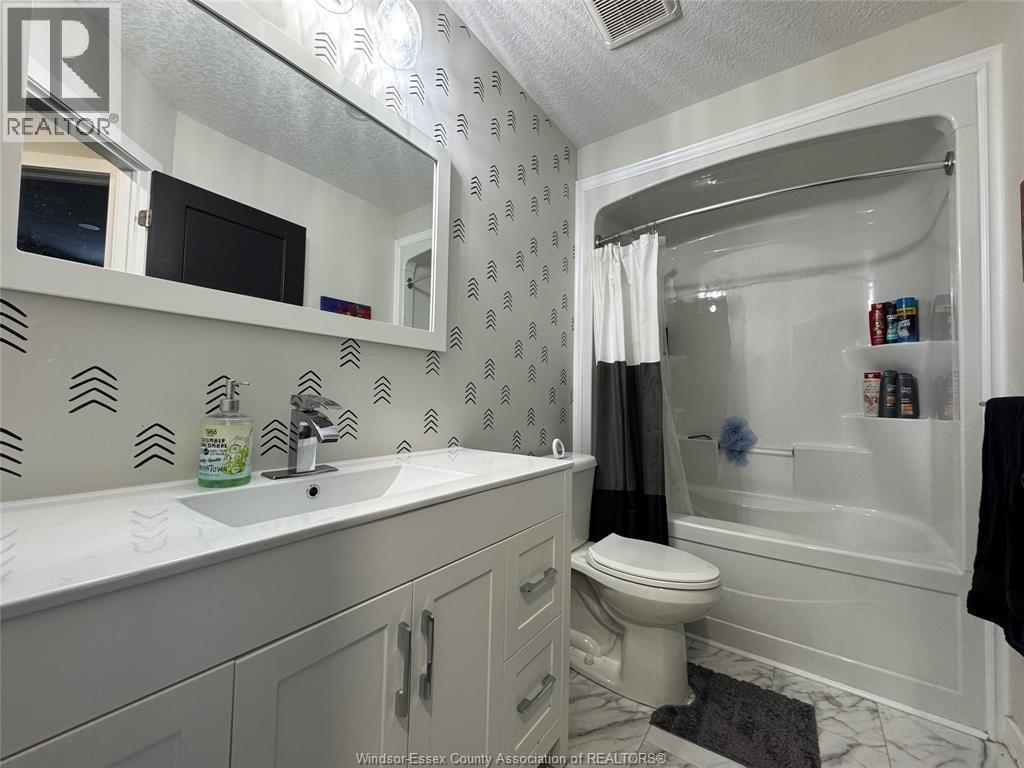 109 King Street East, Chatham, ON - Indoor Photo Showing Bathroom
