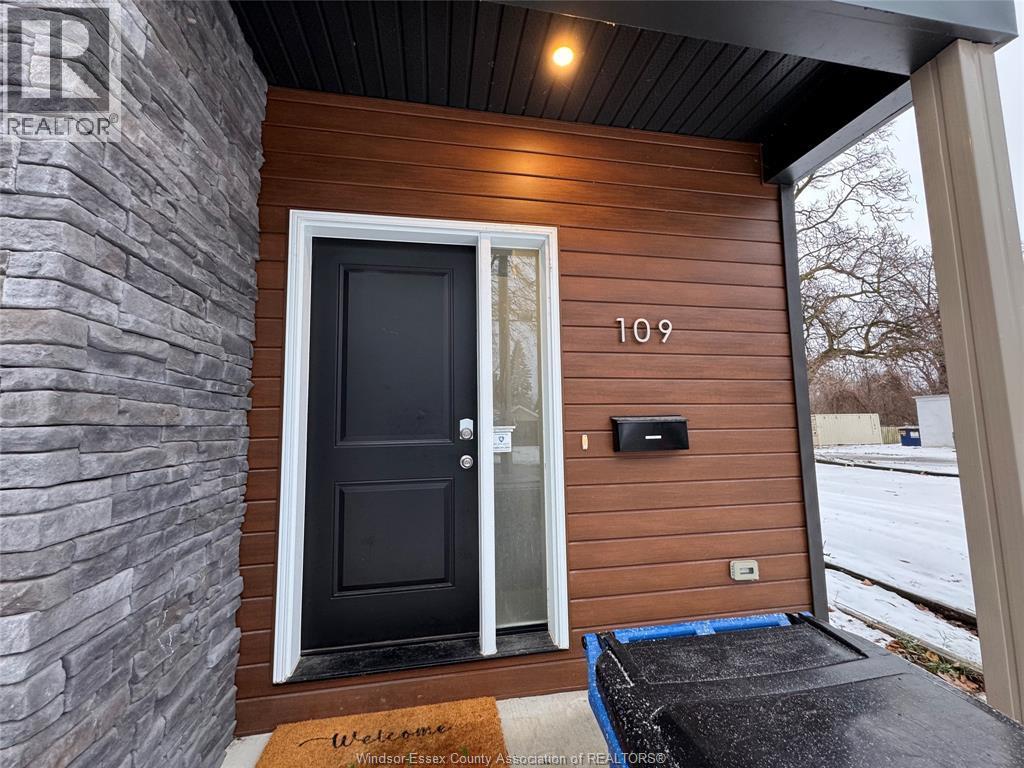 109 King Street East, Chatham, ON - Outdoor With Exterior