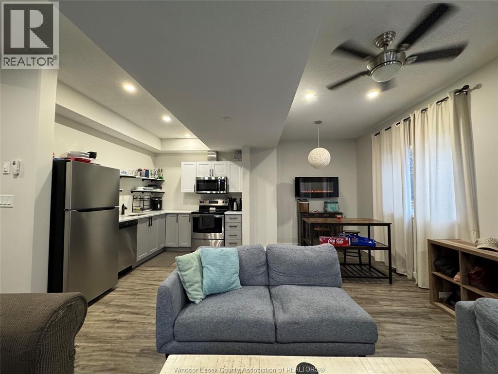 109 King Street East, Chatham, ON - Indoor Photo Showing Living Room