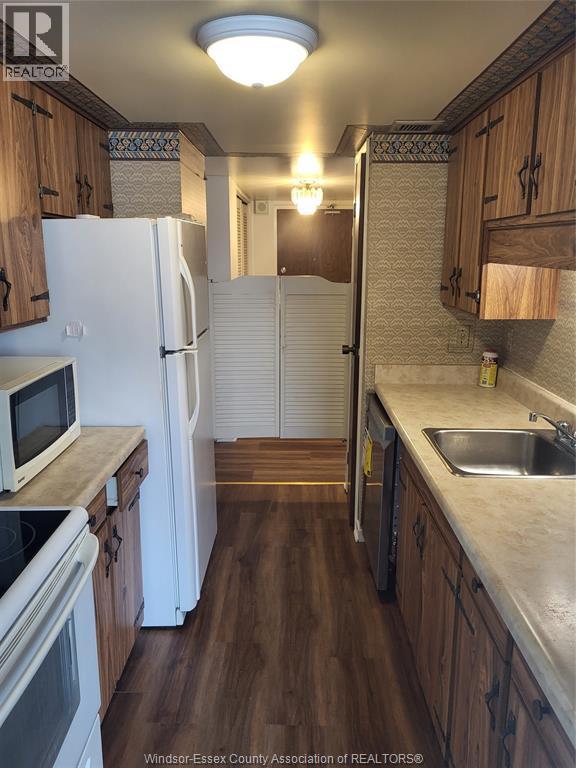 380 Pelissier Street Unit# 506, Windsor, ON - Indoor Photo Showing Kitchen