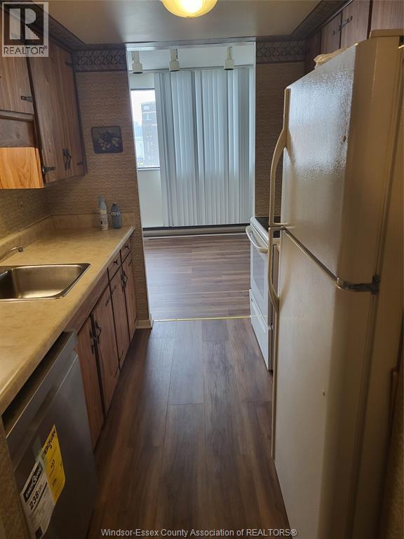 380 Pelissier Street Unit# 506, Windsor, ON - Indoor Photo Showing Kitchen