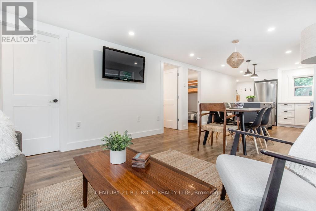 12 Domar Road, Tiny, ON - Indoor Photo Showing Living Room