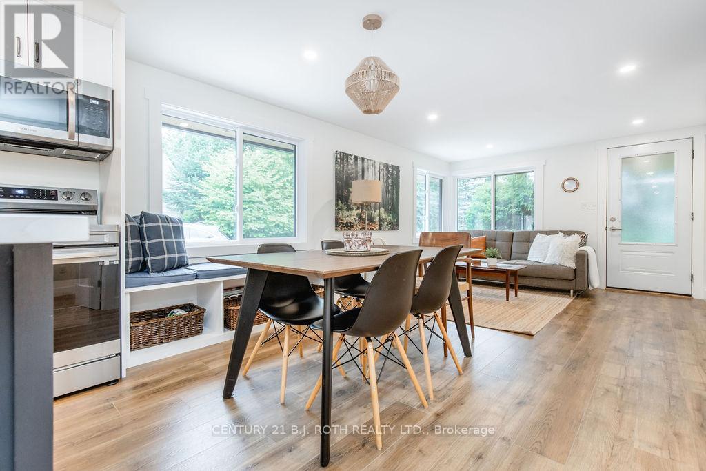 12 Domar Road, Tiny, ON - Indoor Photo Showing Dining Room