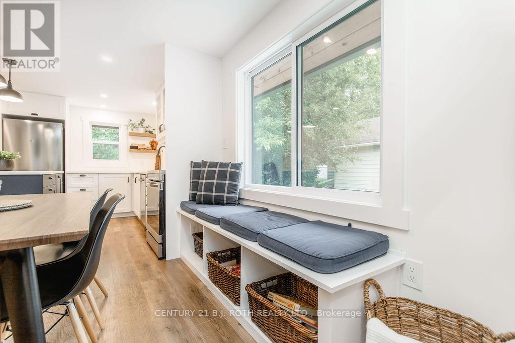 12 Domar Road, Tiny, ON - Indoor Photo Showing Dining Room