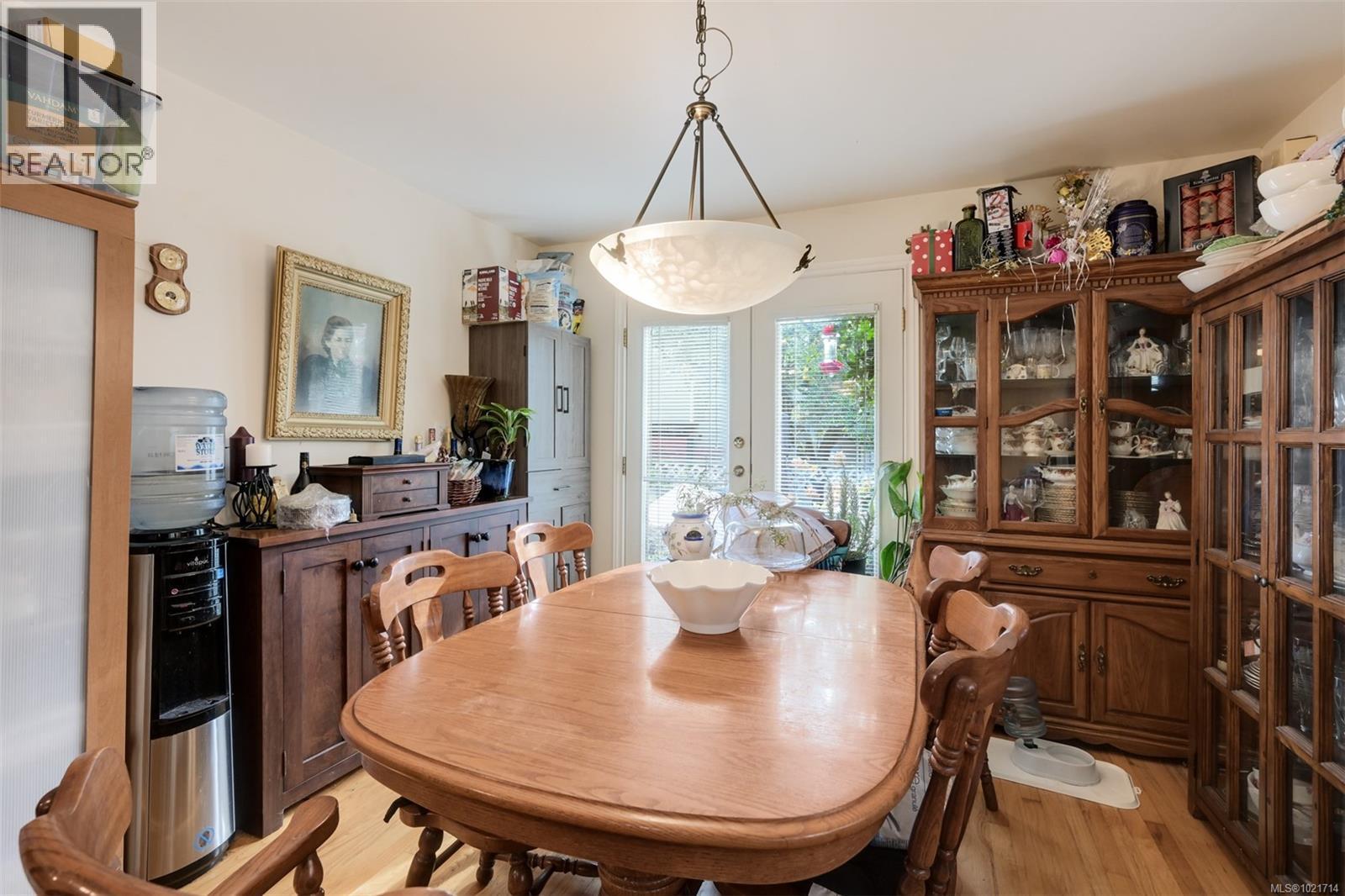 1975 Highland Rd, View Royal, BC - Indoor Photo Showing Dining Room