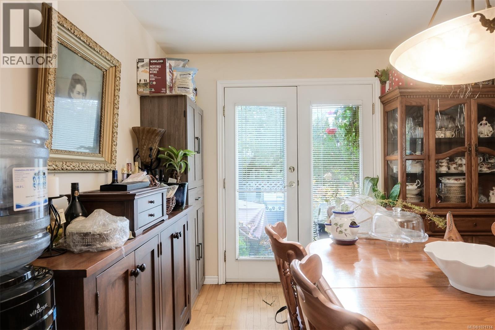 1975 Highland Rd, View Royal, BC - Indoor Photo Showing Dining Room