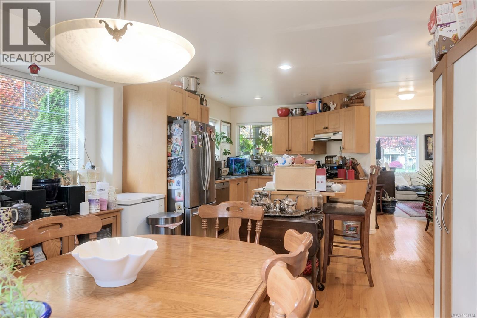 1975 Highland Rd, View Royal, BC - Indoor Photo Showing Dining Room