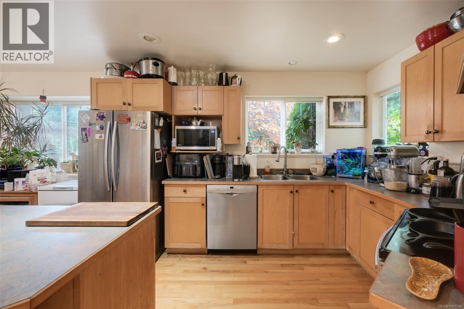 1975 Highland Rd, View Royal, BC - Indoor Photo Showing Kitchen With Double Sink