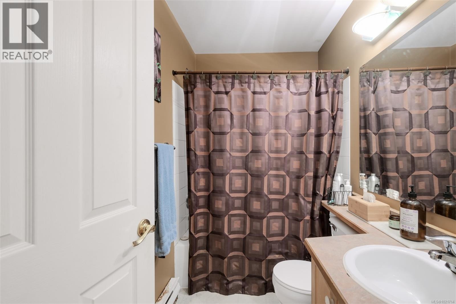 1975 Highland Rd, View Royal, BC - Indoor Photo Showing Bathroom