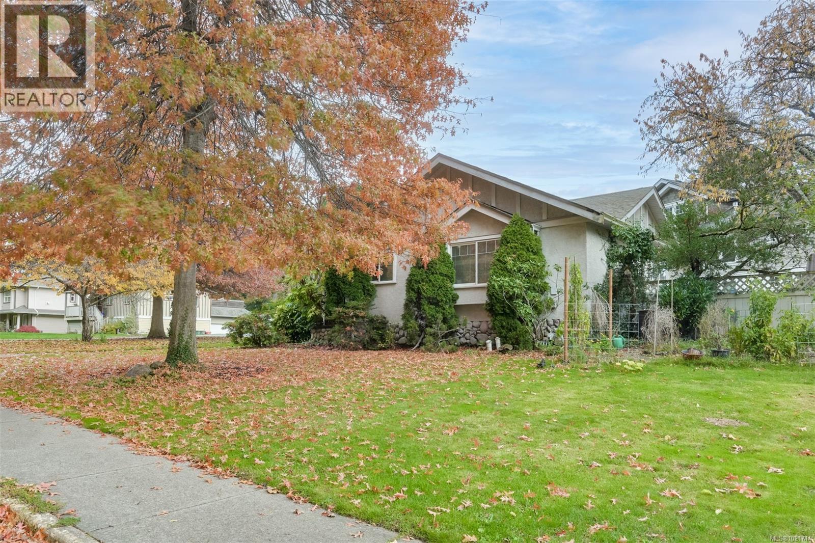 1975 Highland Rd, View Royal, BC - Outdoor