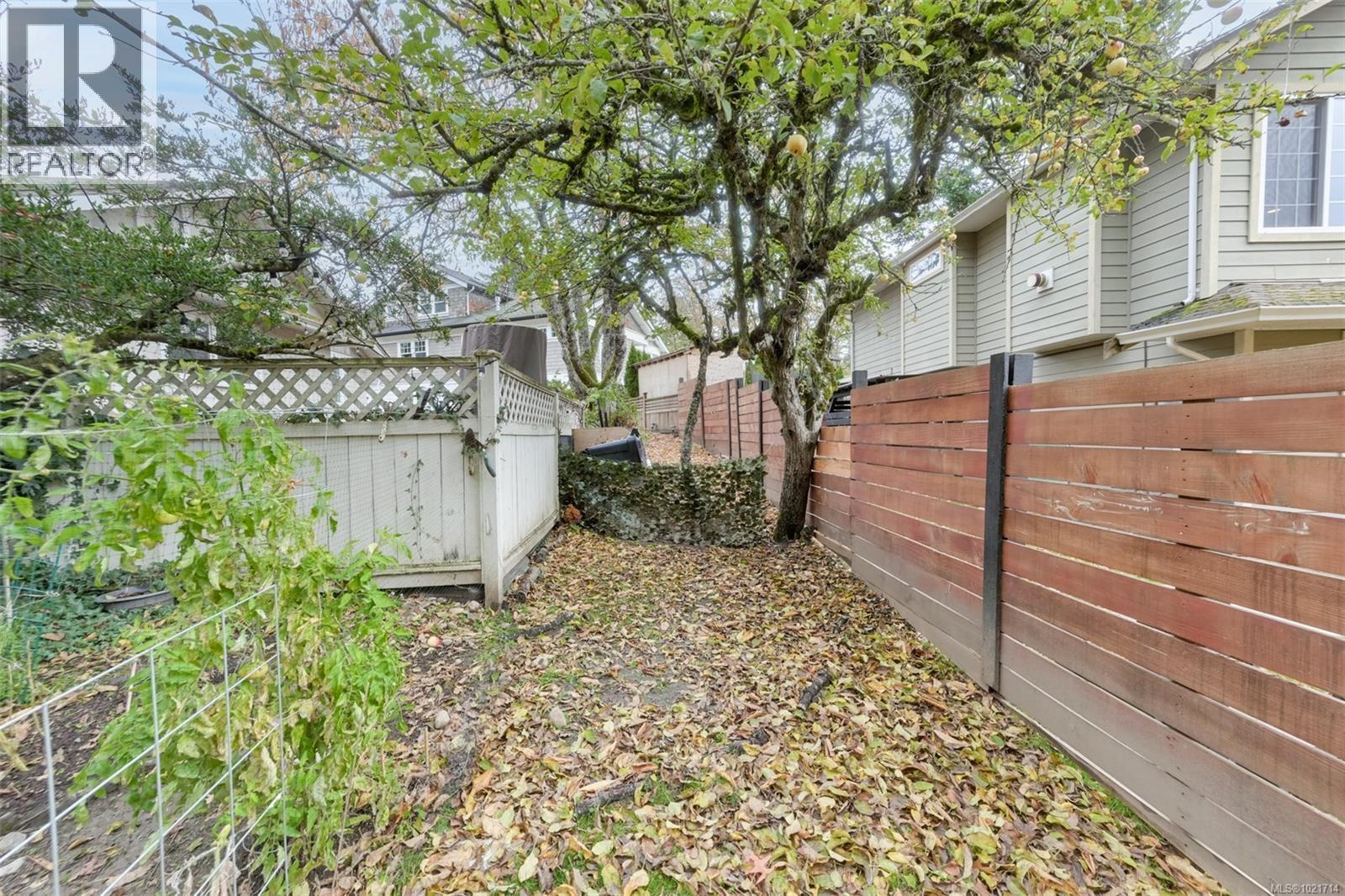 1975 Highland Rd, View Royal, BC - Outdoor