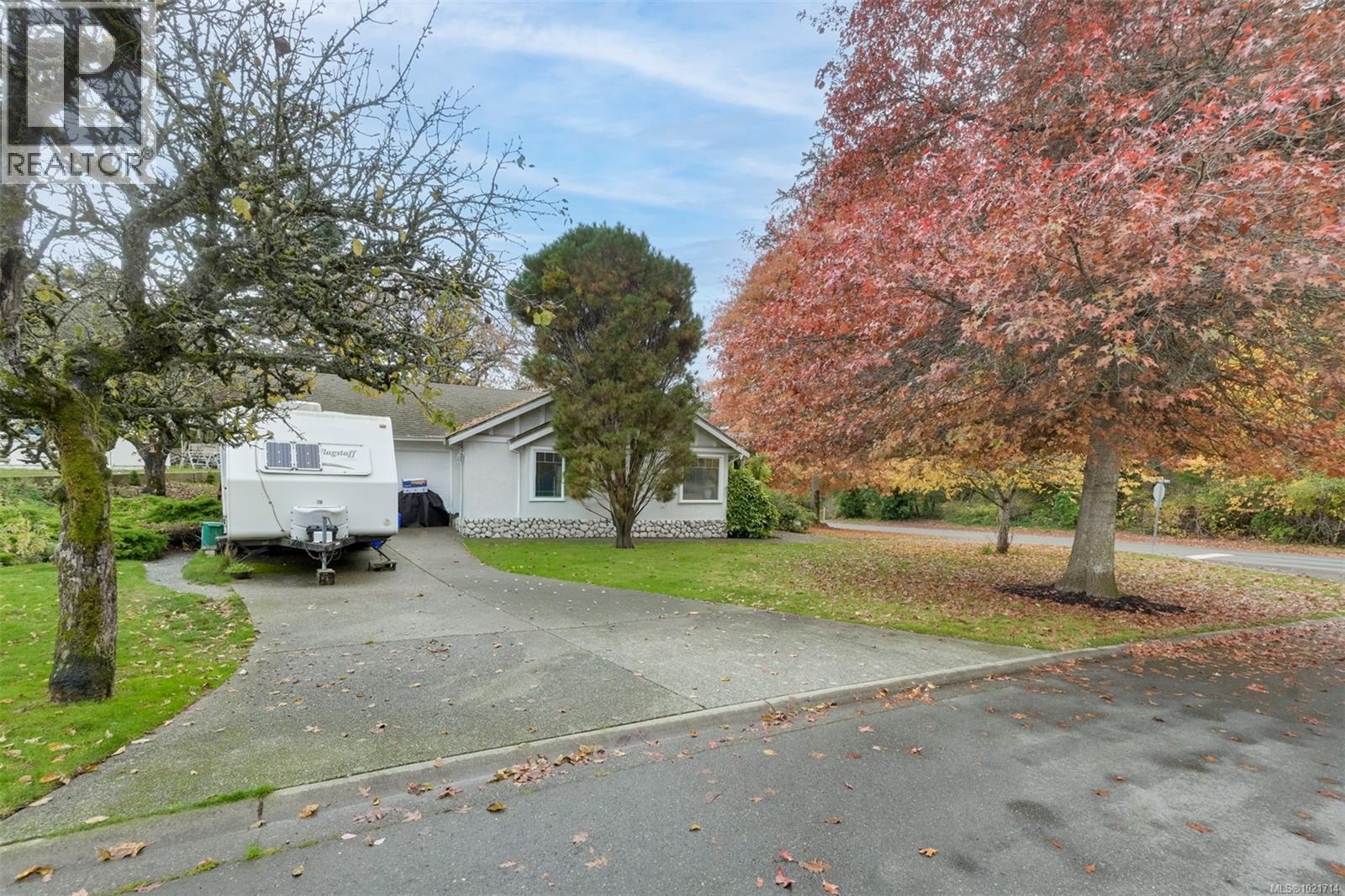 1975 Highland Rd, View Royal, BC - Outdoor