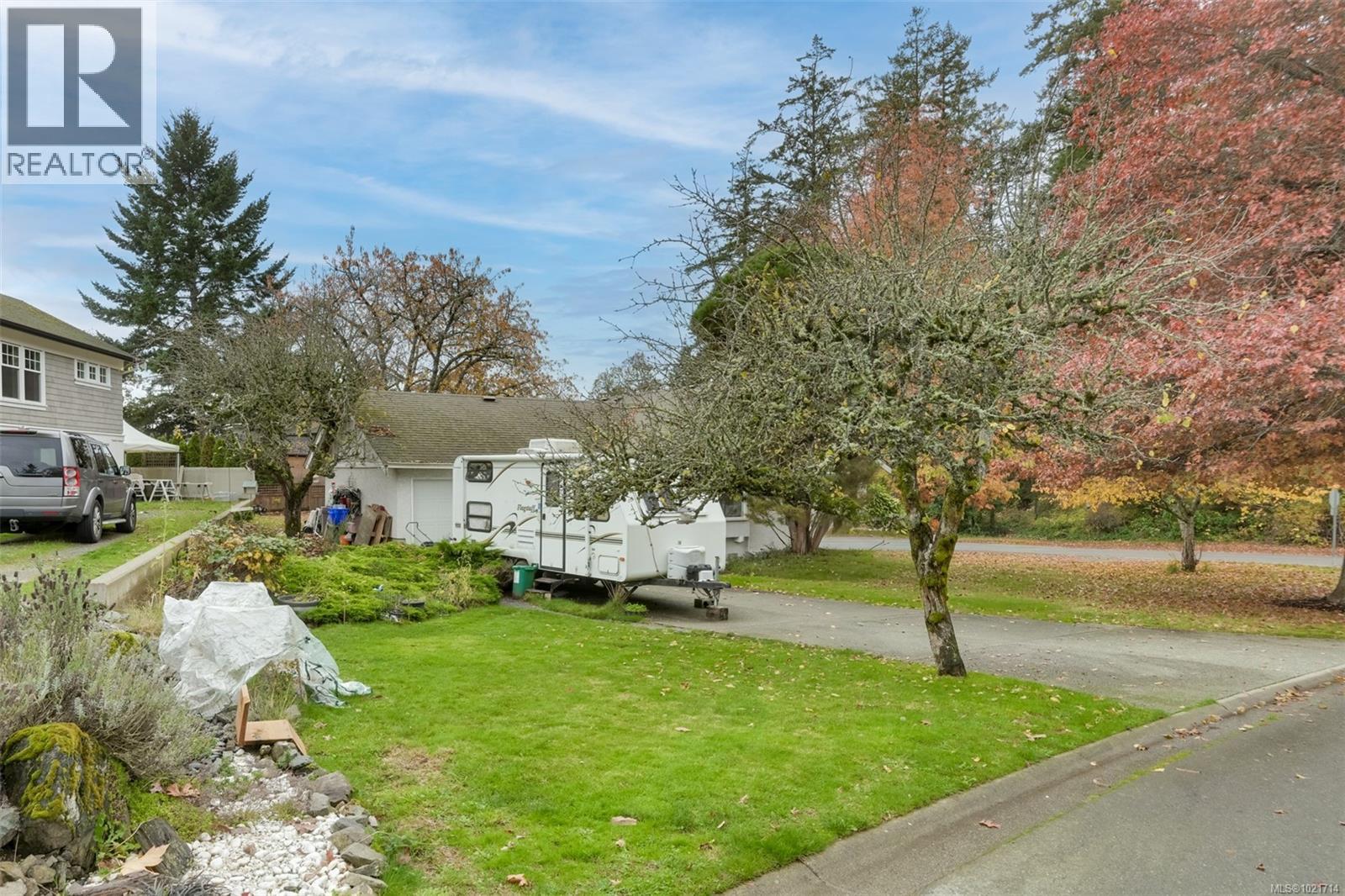 1975 Highland Rd, View Royal, BC - Outdoor