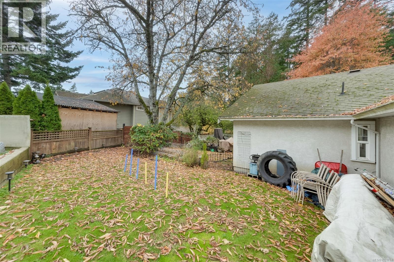 1975 Highland Rd, View Royal, BC - Outdoor