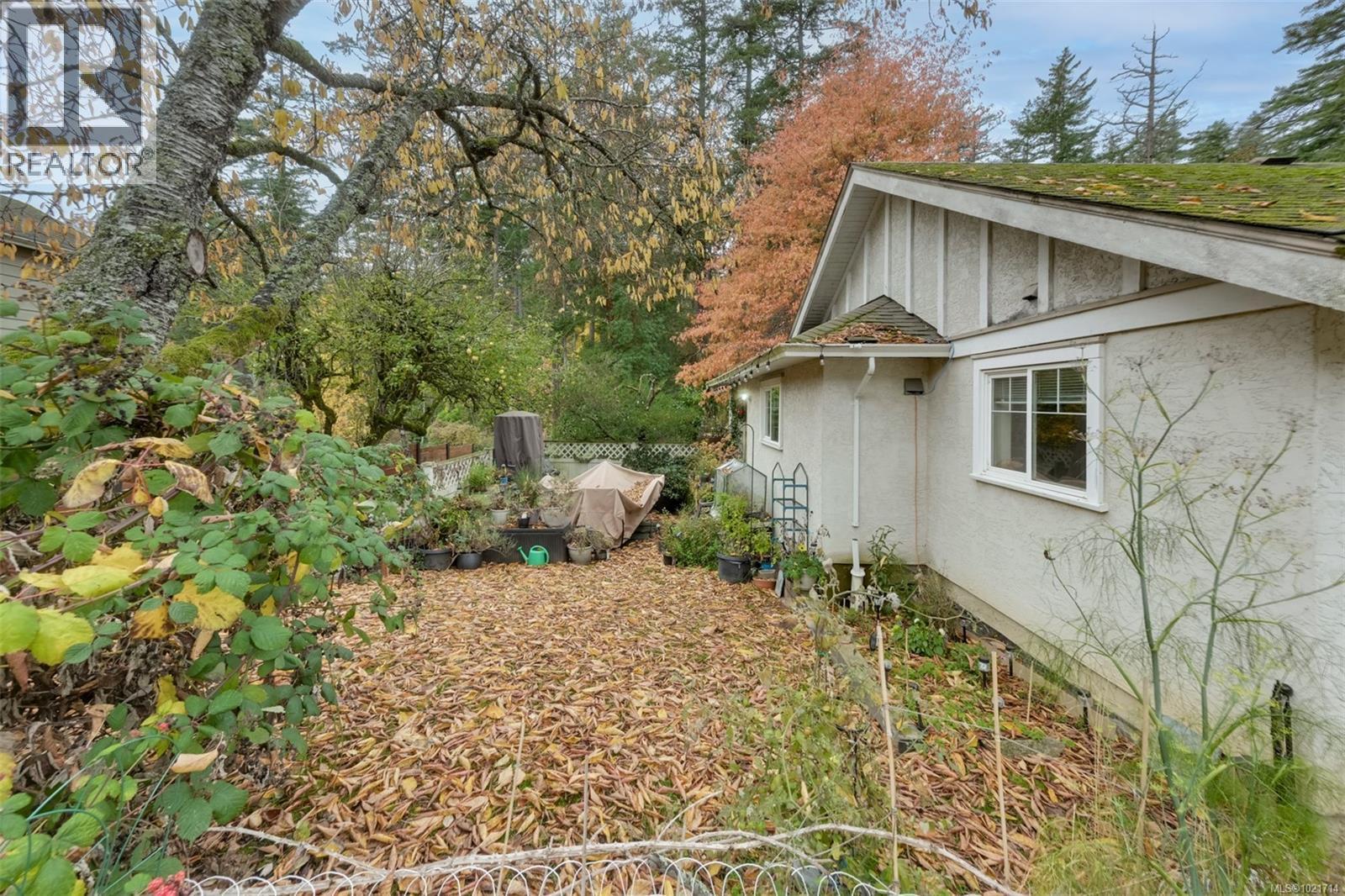 1975 Highland Rd, View Royal, BC - Outdoor