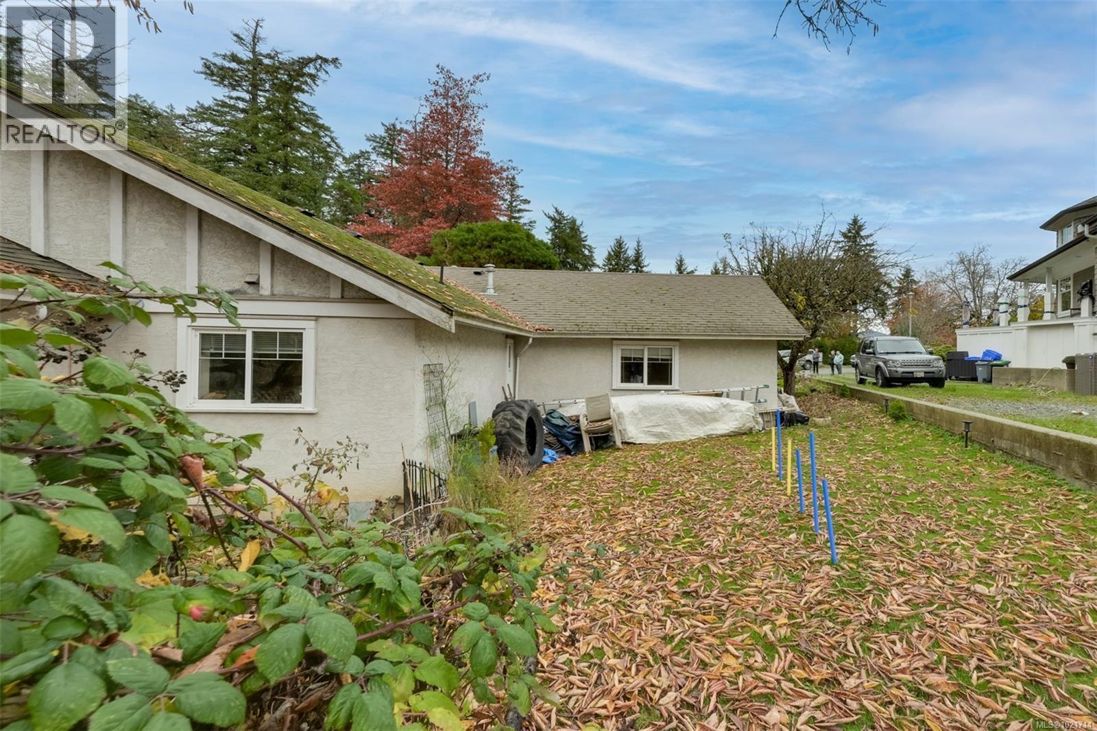 1975 Highland Rd, View Royal, BC - Outdoor