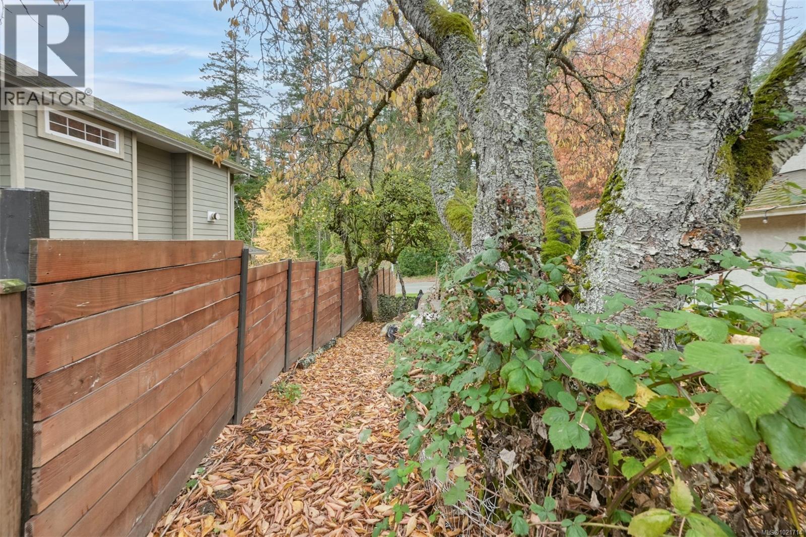 1975 Highland Rd, View Royal, BC - Outdoor