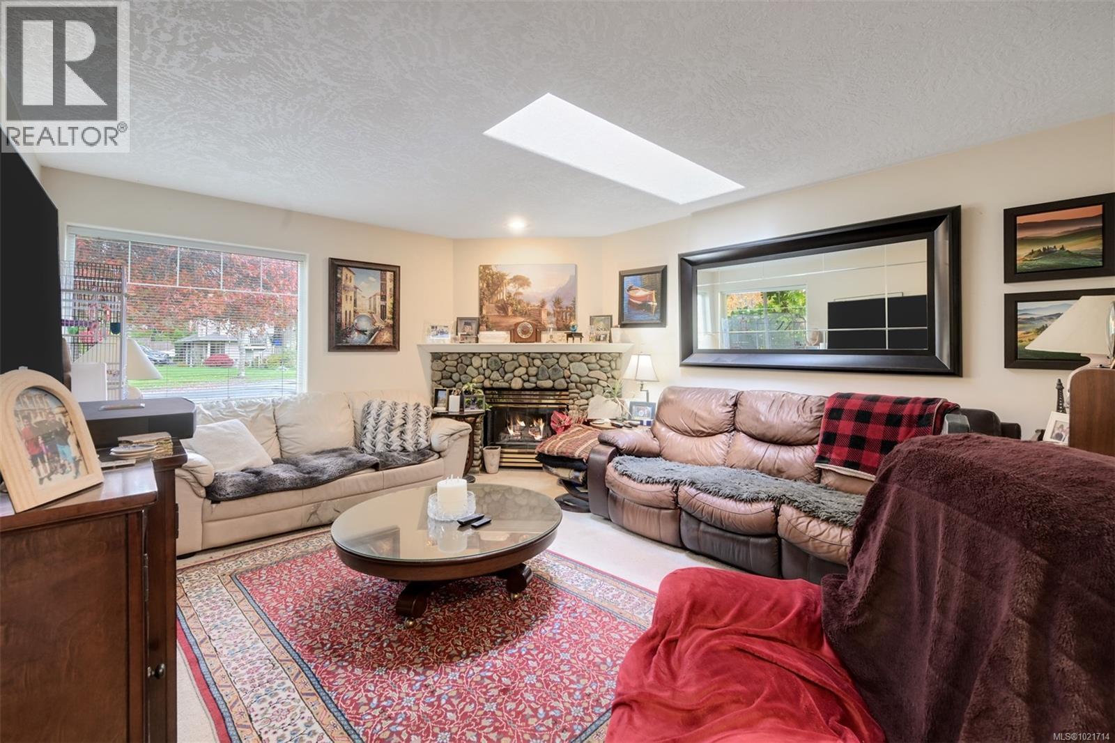 1975 Highland Rd, View Royal, BC - Indoor Photo Showing Living Room With Fireplace