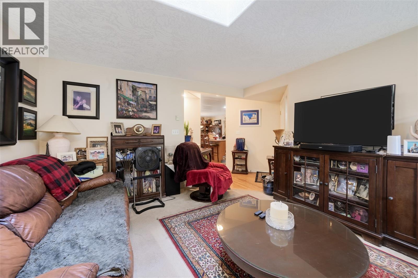 1975 Highland Rd, View Royal, BC - Indoor Photo Showing Living Room