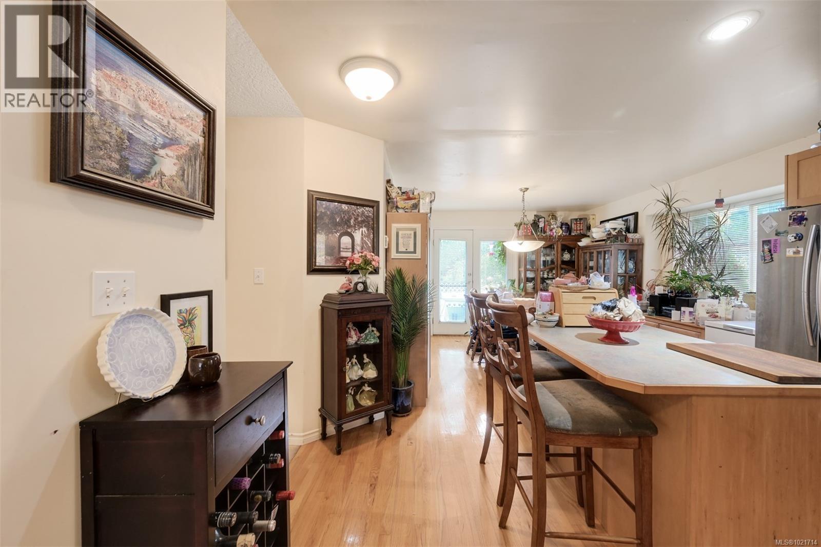 1975 Highland Rd, View Royal, BC - Indoor Photo Showing Dining Room