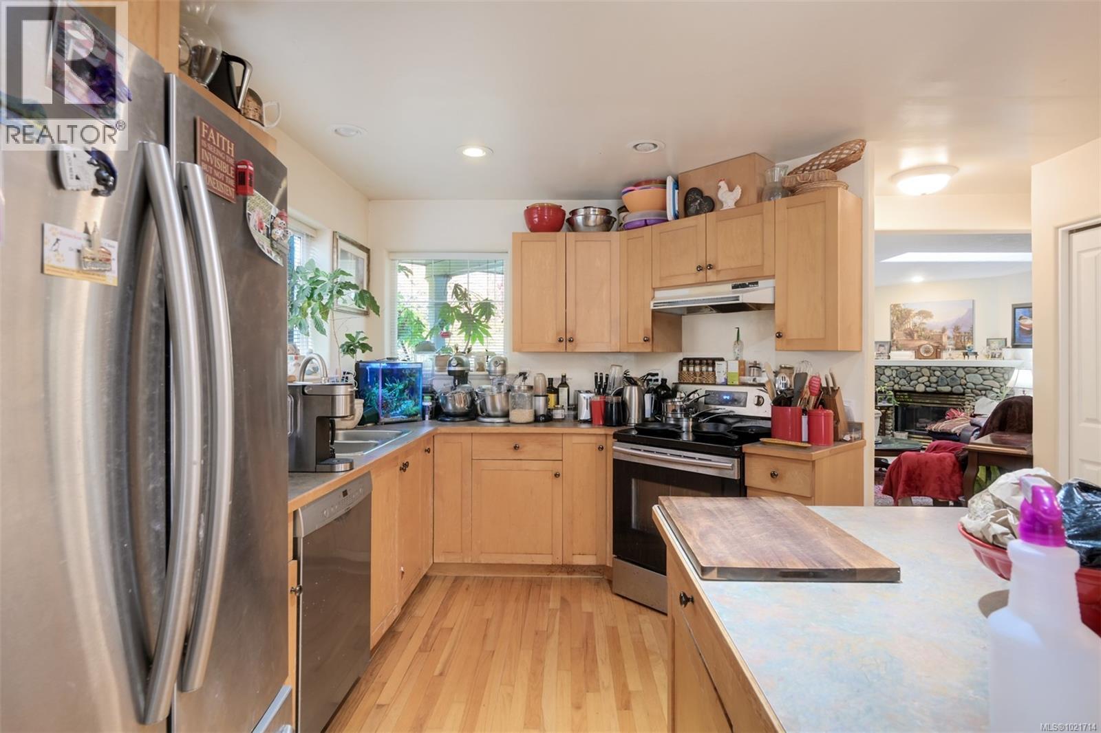 1975 Highland Rd, View Royal, BC - Indoor Photo Showing Kitchen With Double Sink