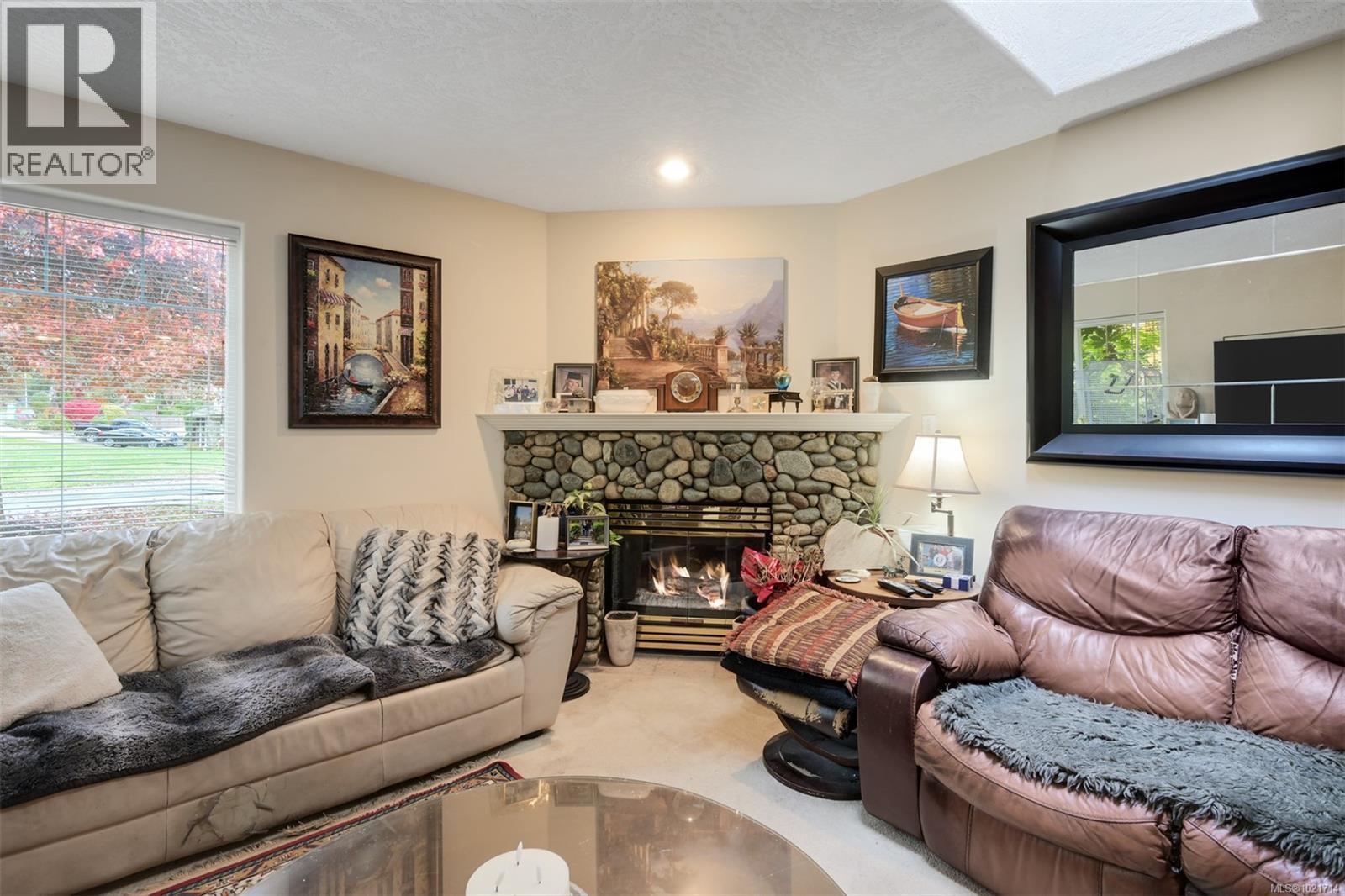 1975 Highland Rd, View Royal, BC - Indoor Photo Showing Living Room With Fireplace