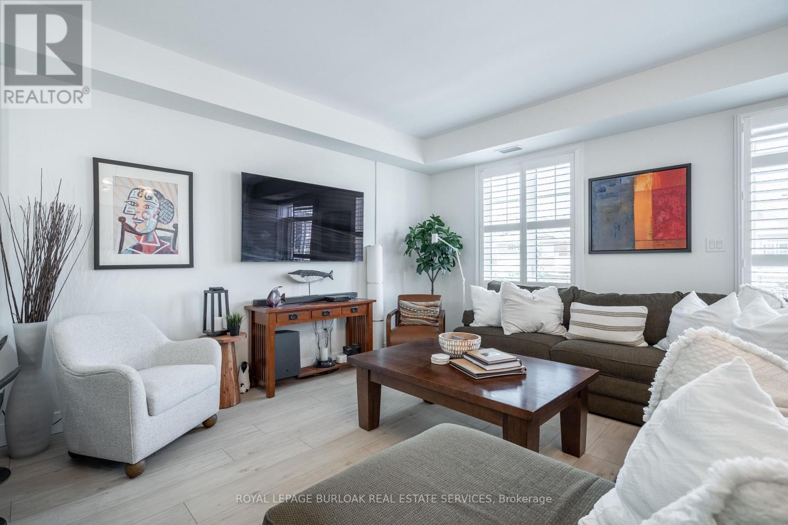 303 - 263 Georgian Drive, Oakville, ON - Indoor Photo Showing Living Room