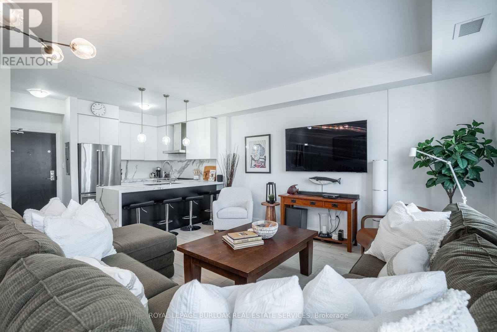 303 - 263 Georgian Drive, Oakville, ON - Indoor Photo Showing Living Room