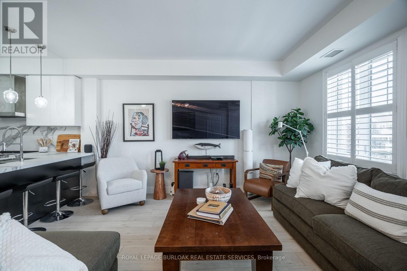 303 - 263 Georgian Drive, Oakville, ON - Indoor Photo Showing Living Room