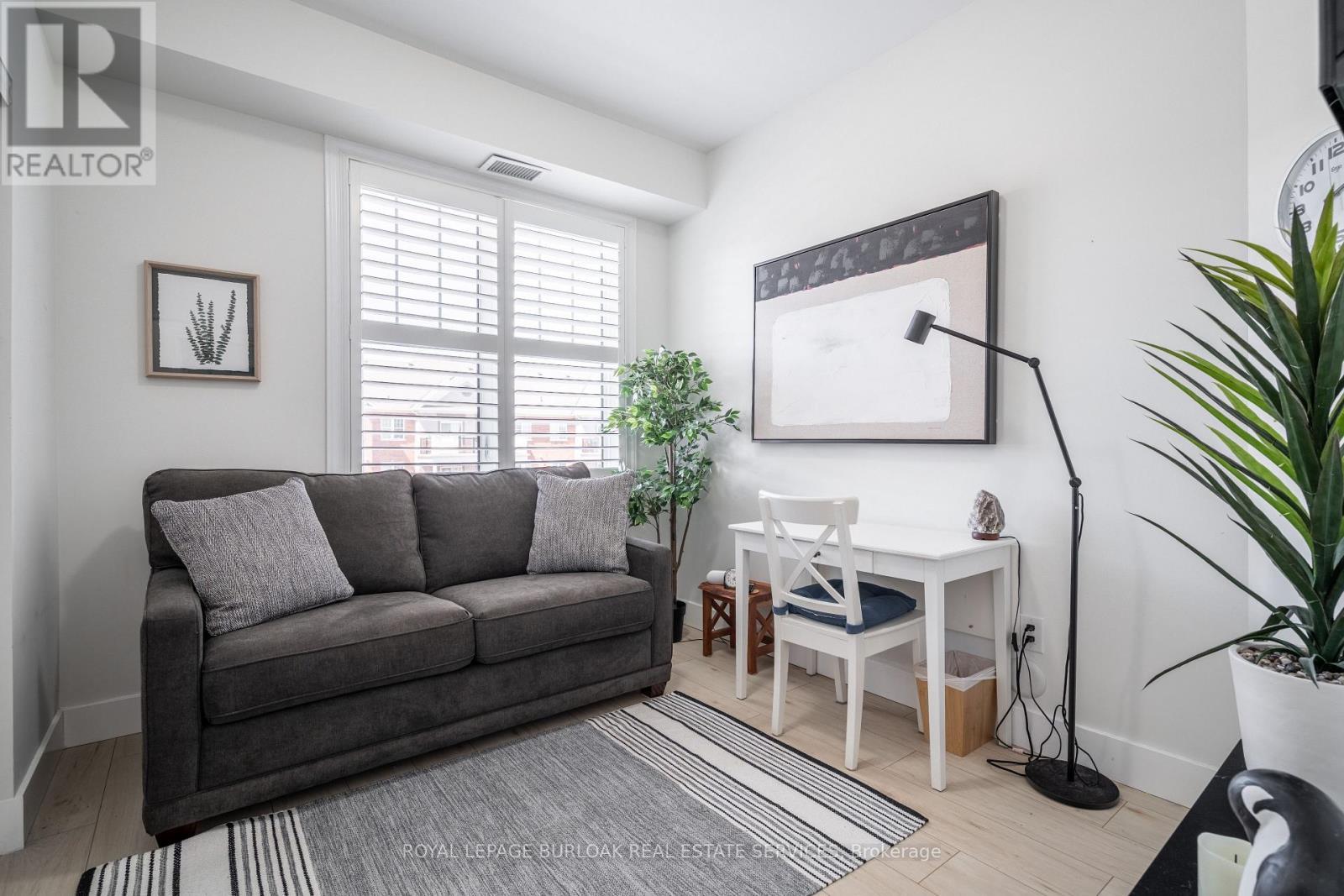 303 - 263 Georgian Drive, Oakville, ON - Indoor Photo Showing Living Room