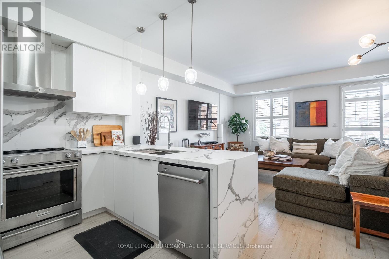 303 - 263 Georgian Drive, Oakville, ON - Indoor Photo Showing Kitchen
