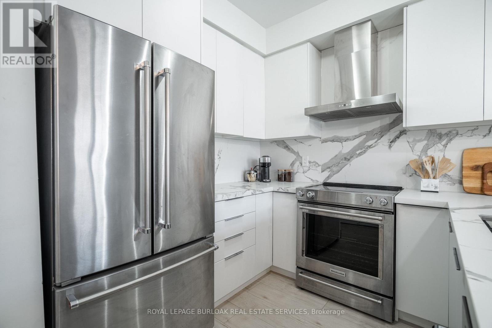 303 - 263 Georgian Drive, Oakville, ON - Indoor Photo Showing Kitchen
