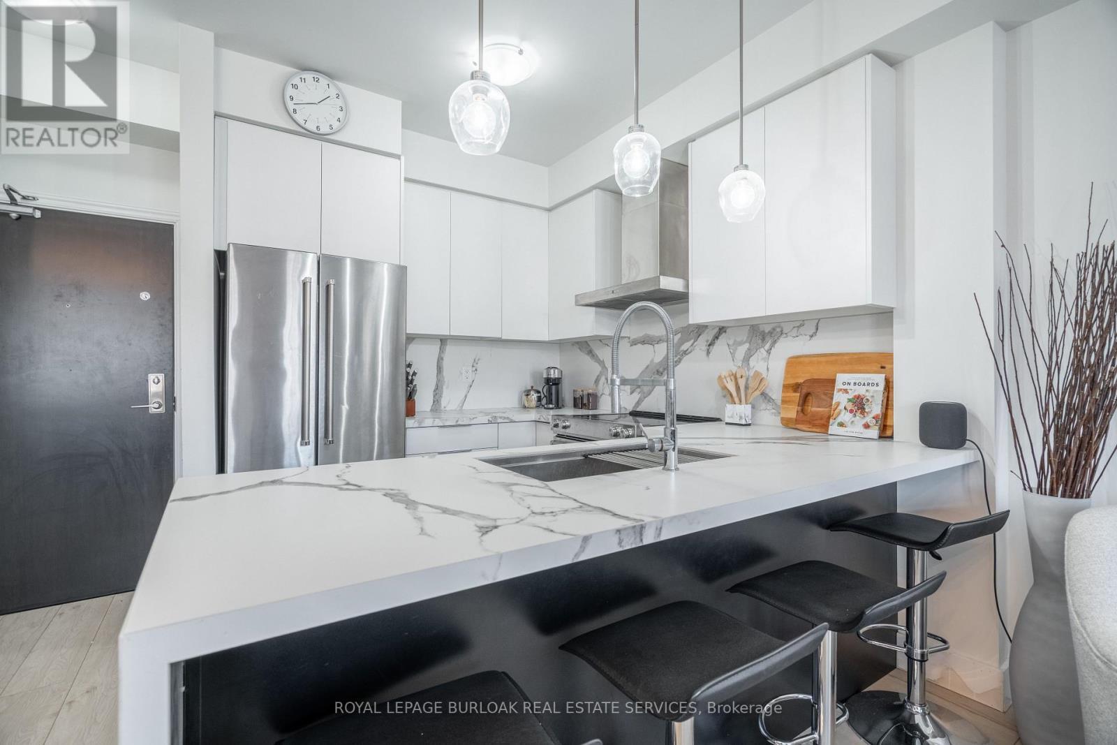 303 - 263 Georgian Drive, Oakville, ON - Indoor Photo Showing Kitchen With Upgraded Kitchen