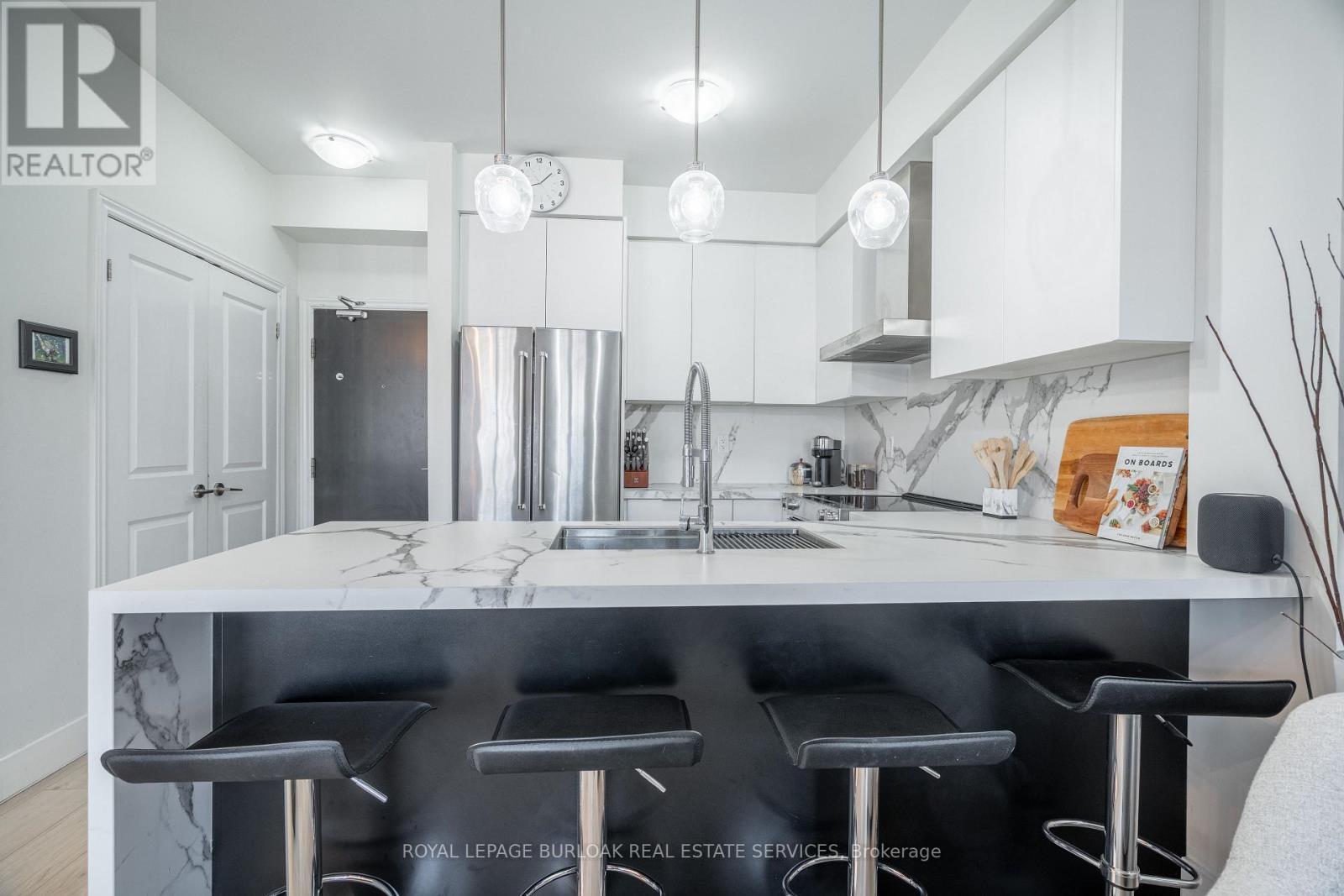 303 - 263 Georgian Drive, Oakville, ON - Indoor Photo Showing Kitchen With Upgraded Kitchen