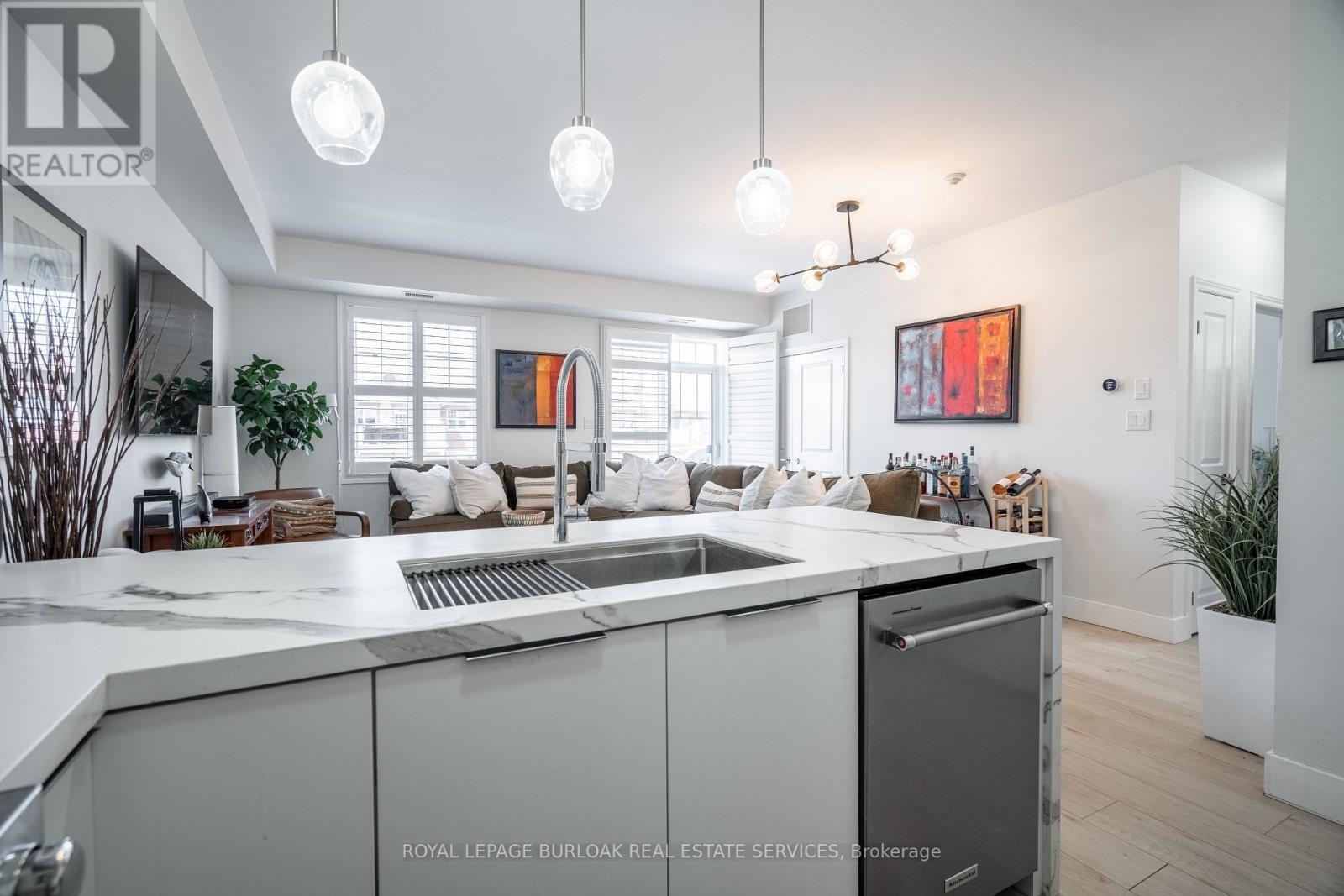 303 - 263 Georgian Drive, Oakville, ON - Indoor Photo Showing Kitchen