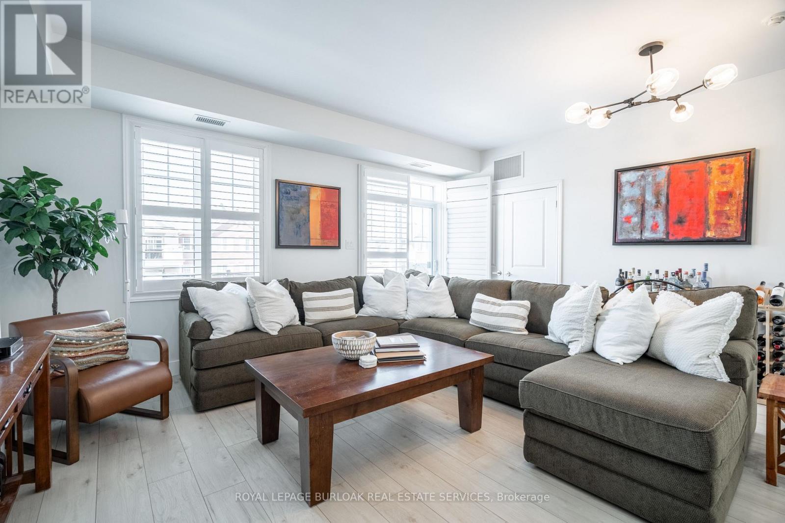 303 - 263 Georgian Drive, Oakville, ON - Indoor Photo Showing Living Room