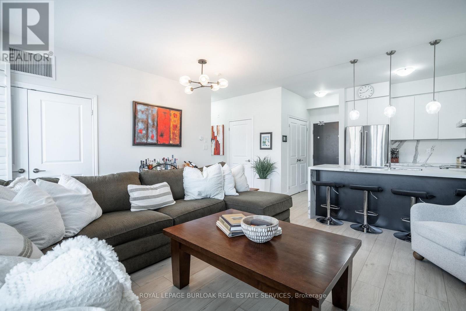 303 - 263 Georgian Drive, Oakville, ON - Indoor Photo Showing Living Room