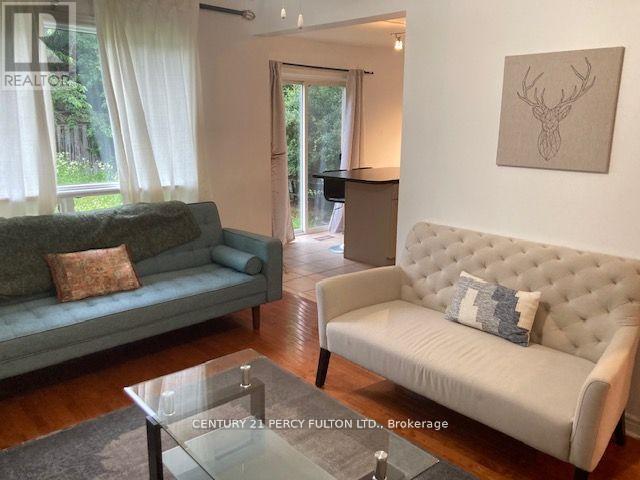 27 Whitewater Street, Whitby, ON - Indoor Photo Showing Living Room