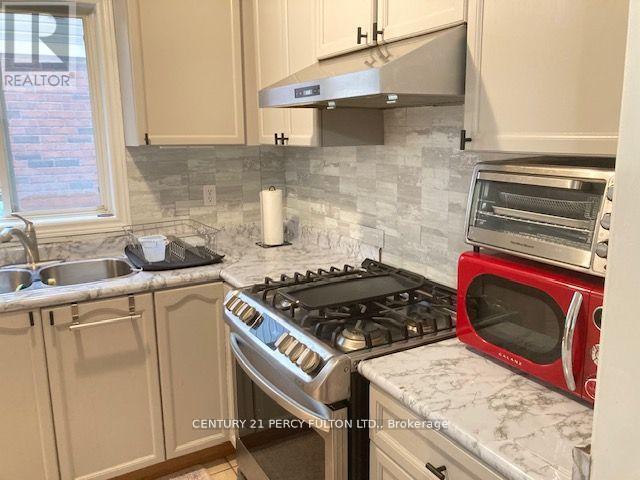 27 Whitewater Street, Whitby, ON - Indoor Photo Showing Kitchen With Double Sink