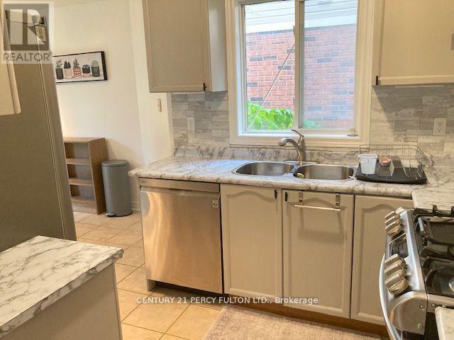 27 Whitewater Street, Whitby, ON - Indoor Photo Showing Kitchen With Double Sink