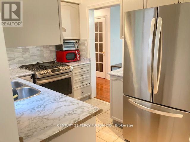 27 Whitewater Street, Whitby, ON - Indoor Photo Showing Kitchen With Double Sink