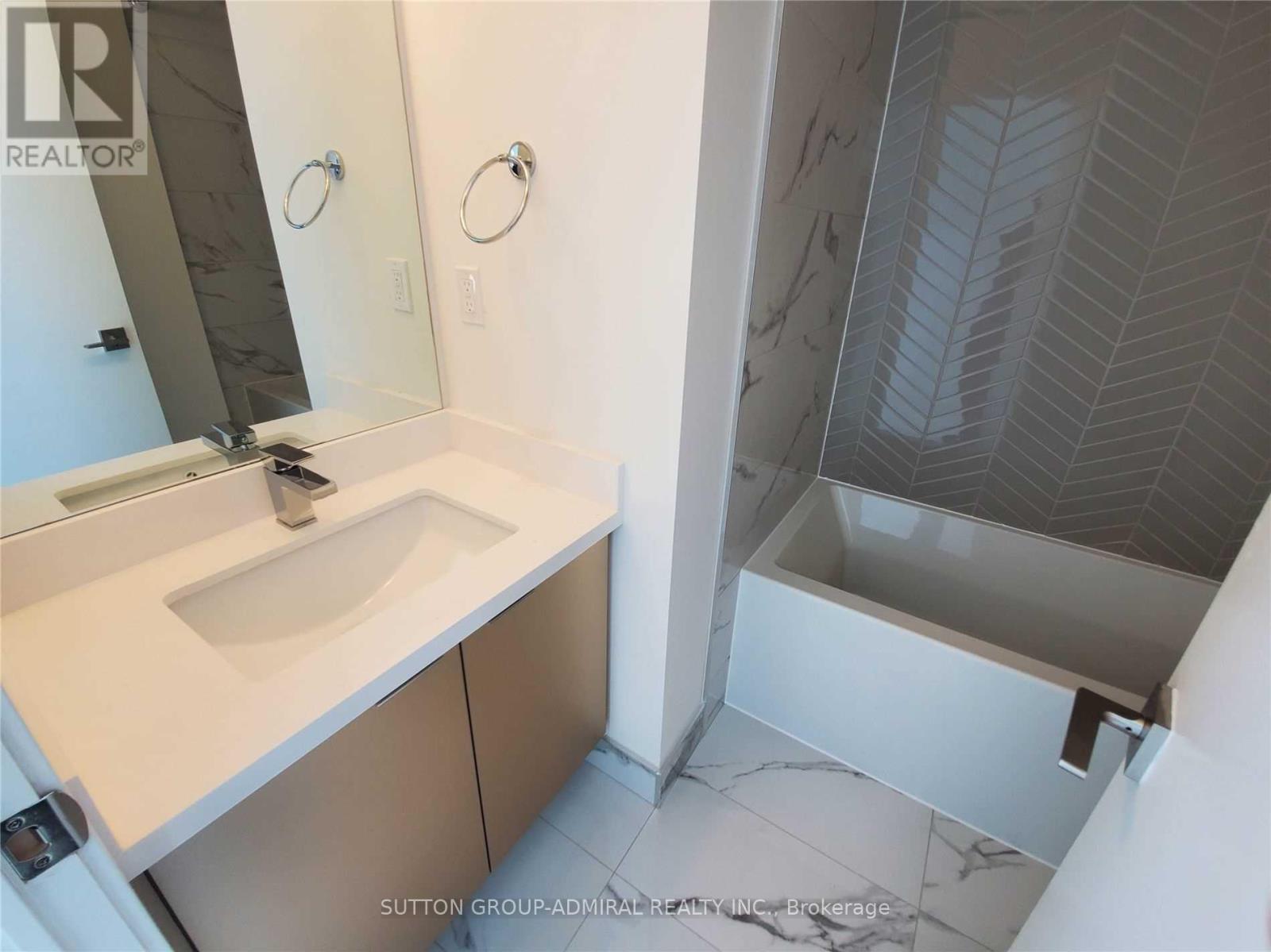 2303 - 2908 Highway 7 Road W, Vaughan, ON - Indoor Photo Showing Bathroom