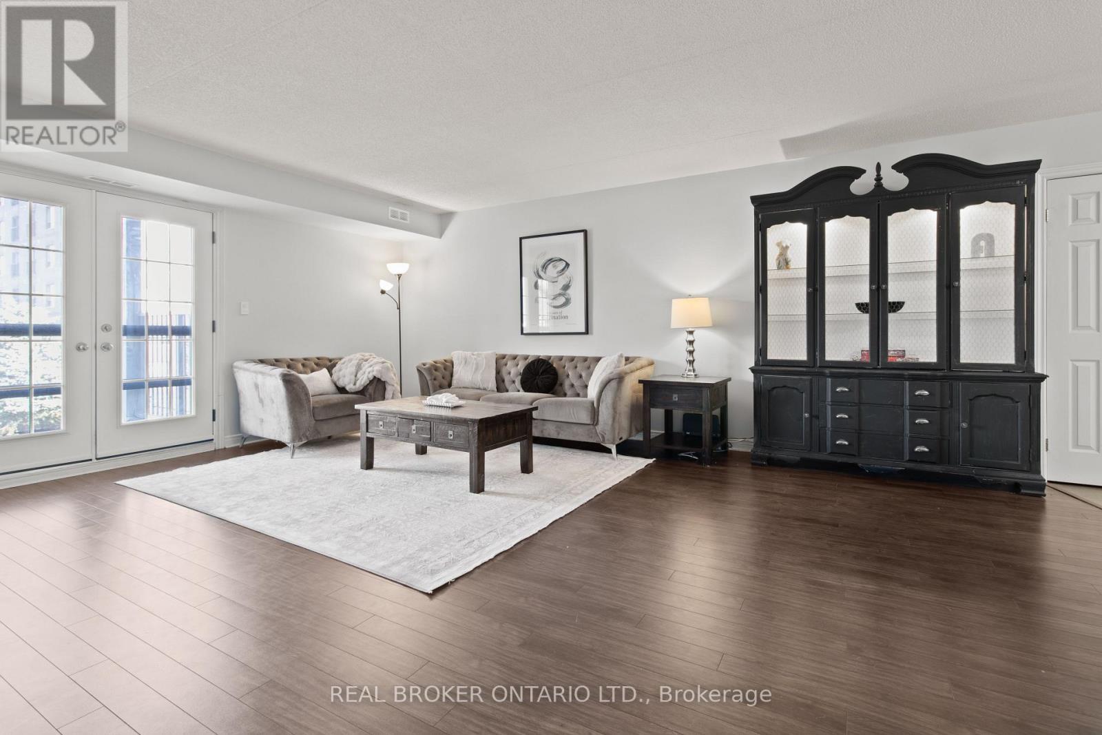 214 - 2010 Cleaver Avenue, Burlington, ON - Indoor Photo Showing Living Room