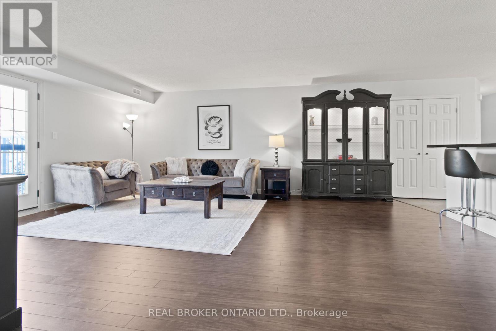 214 - 2010 Cleaver Avenue, Burlington, ON - Indoor Photo Showing Living Room