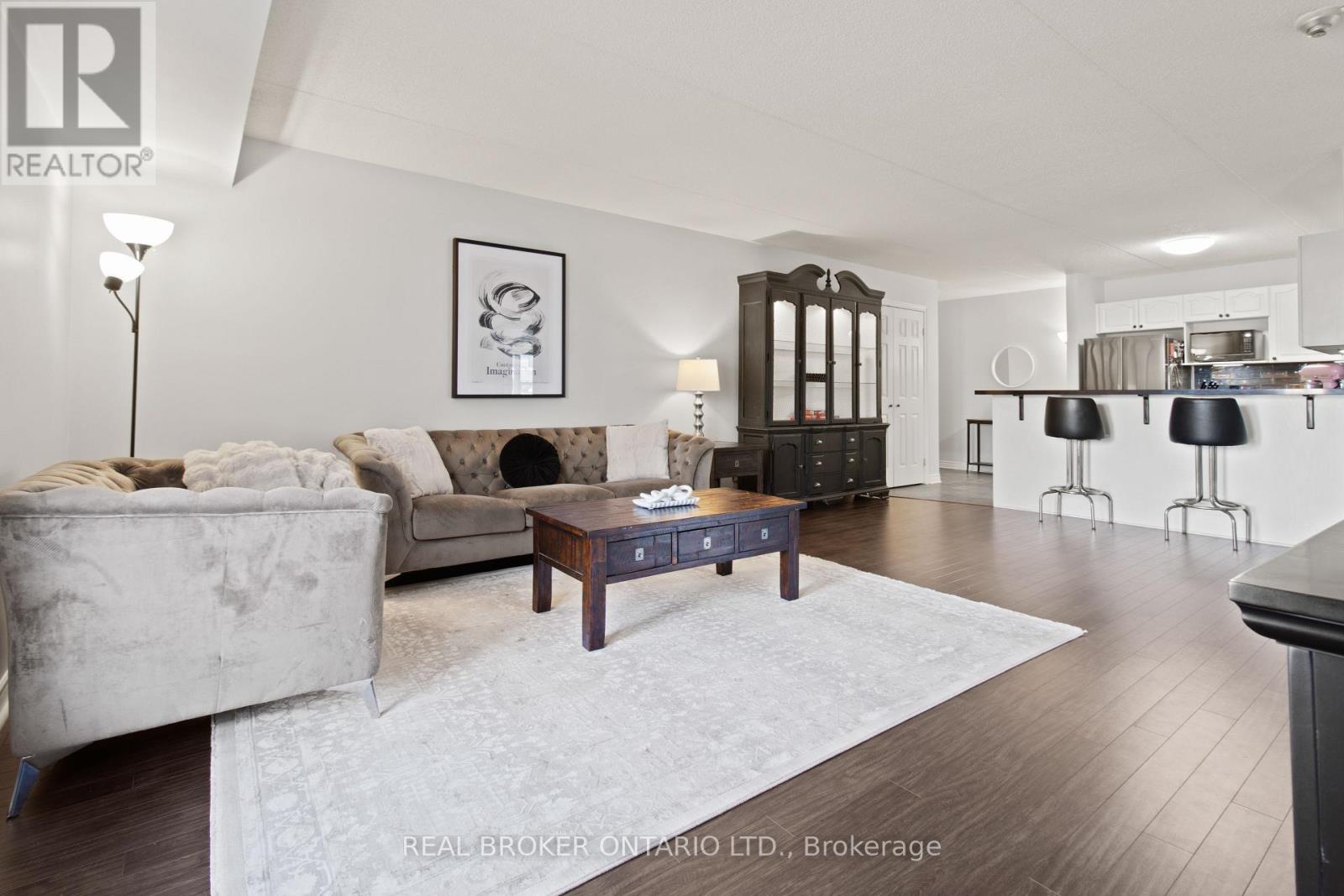 214 - 2010 Cleaver Avenue, Burlington, ON - Indoor Photo Showing Living Room